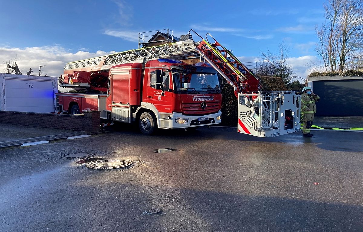 Während Sanierung: Feuer durch Kamin