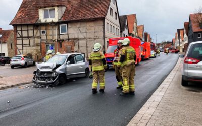 Verkehrsunfall und abgerissene Oberleitung beschäftigen die Feuerwehr