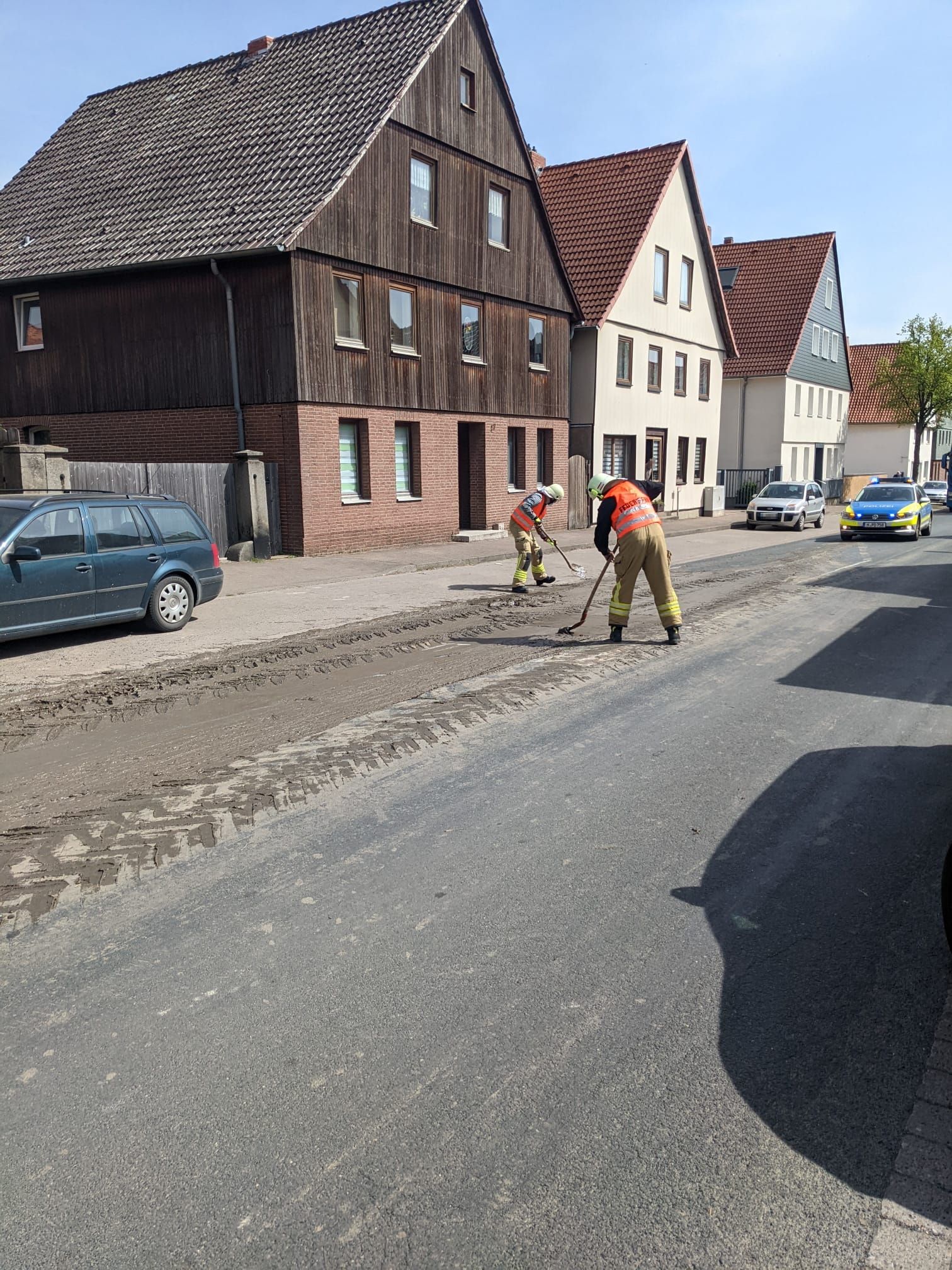 Fast 20 Tonnen Schlamm vor Haustüren