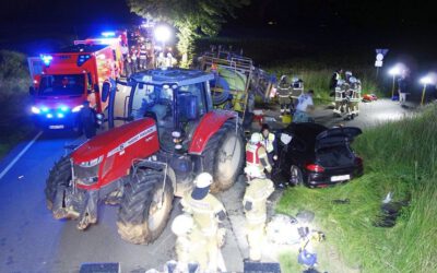 Kollision zwischen Traktor und Pkw