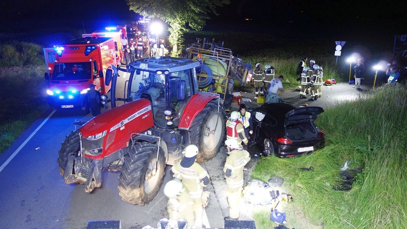 Kollision zwischen Traktor und Pkw