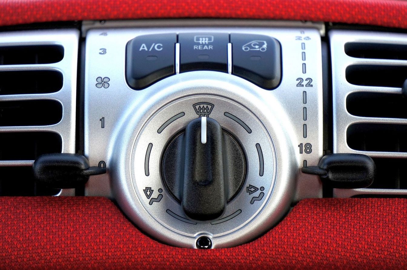 Das ist bei hohen Außentemperaturen im Auto zu beachten
