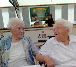 die ältesten Mitglieder des DSC Anni Teppe + Inge Fischer 93 jährig nahmen am Essen teil.