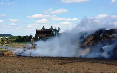 Brand einer Strohmiete beschäftigt Feuerwehren