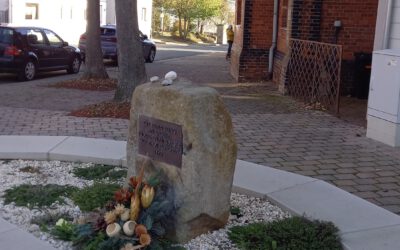 Gesteck am Gedenkstein