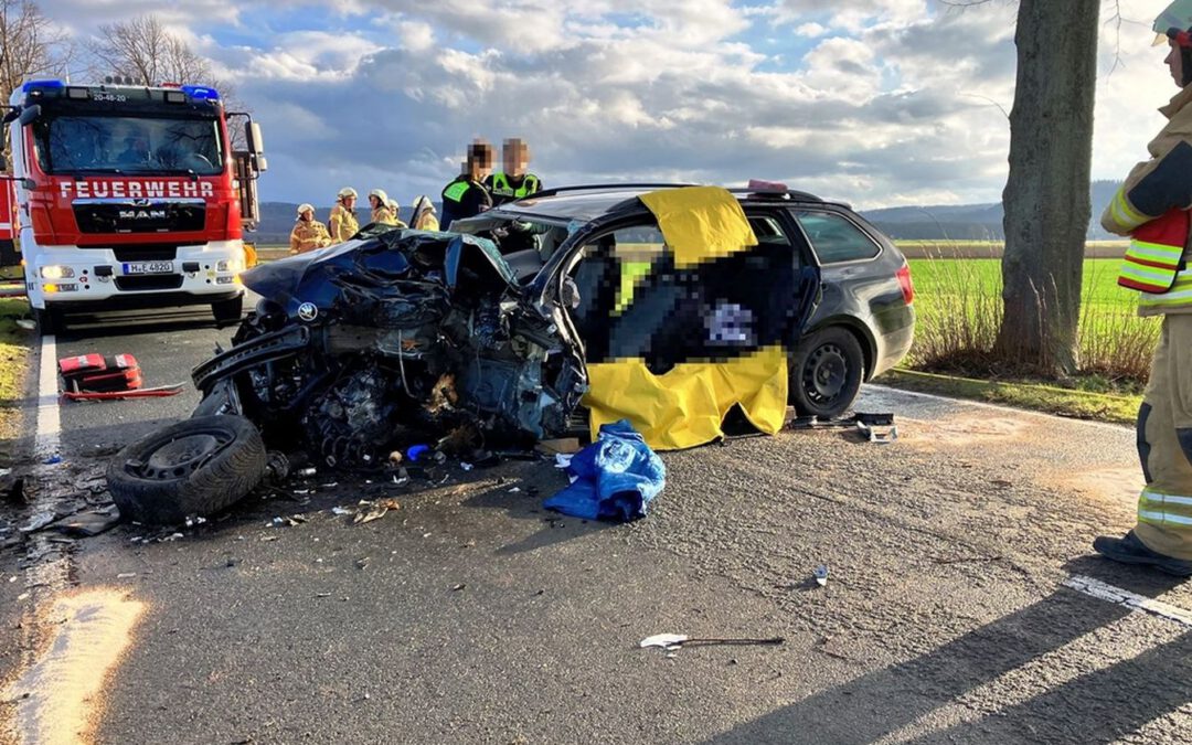 PKW fährt zwischen Eldagsen und Völksen frontal gegen einen Baum