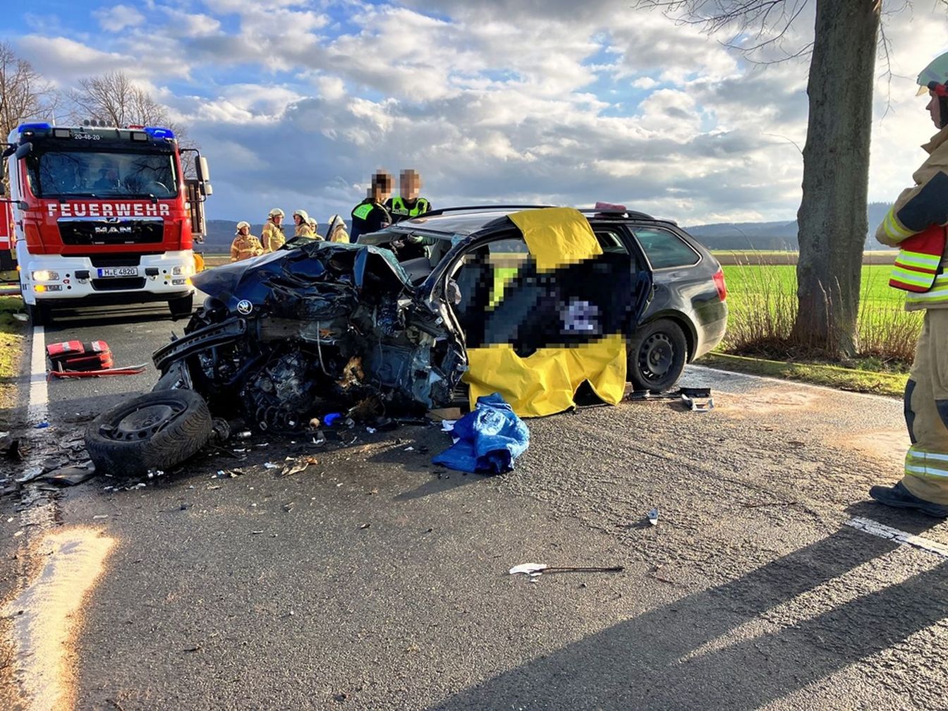 PKW fährt zwischen Eldagsen und Völksen frontal gegen einen Baum