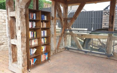 Randalierer beschädigen Bücherschrank