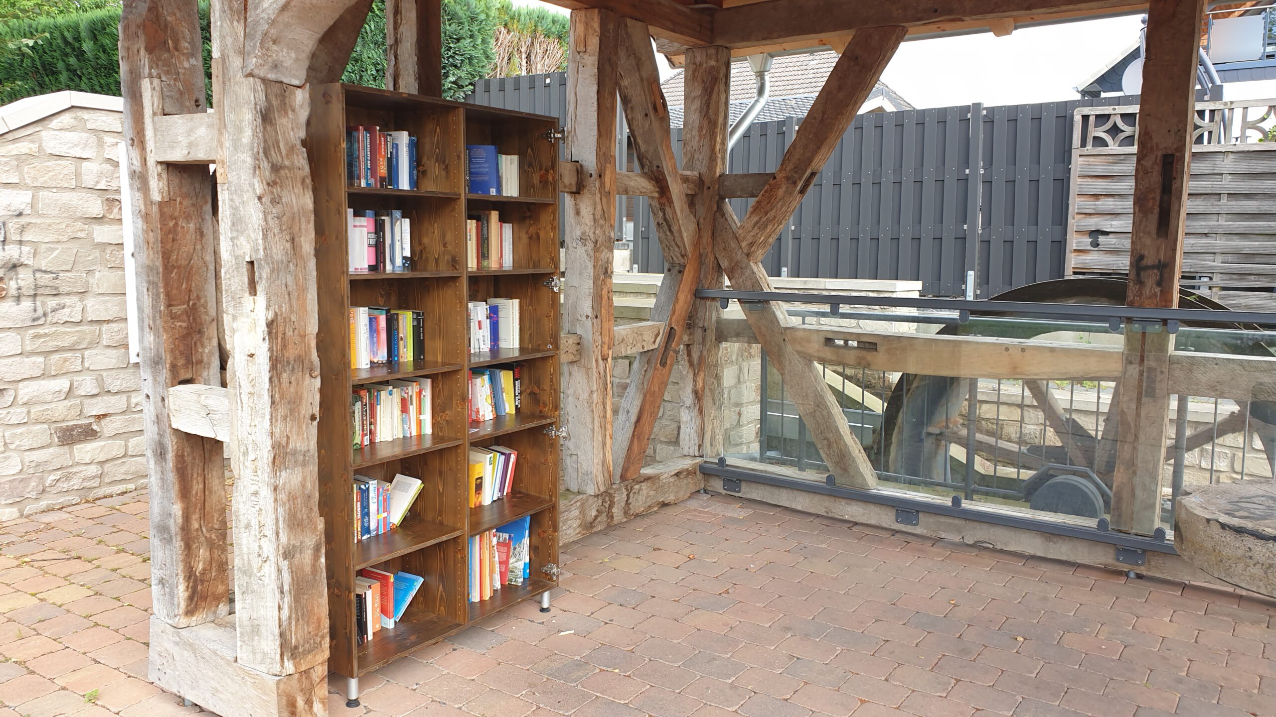 Randalierer beschädigen Bücherschrank