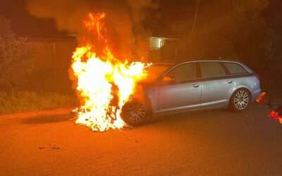 Ortswehren löschen brennenden PKW in Eldagsen
