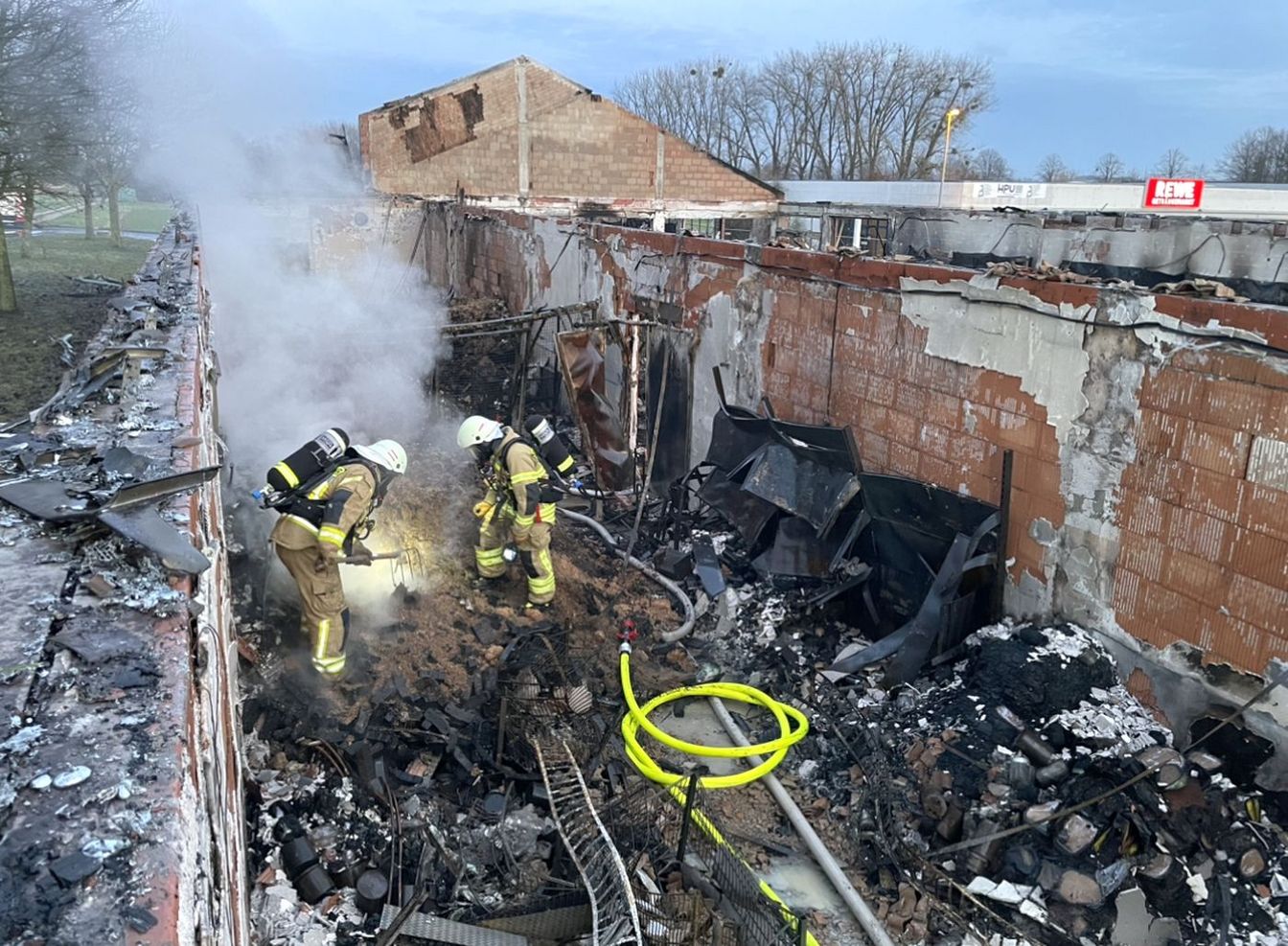 Update: Großbrand zerstört Baumarkt – Feuerwehr wird zwei Mal zum Nachlöschen alarmiert