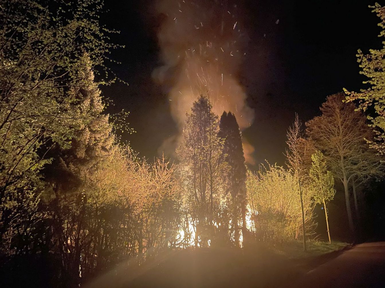 Gartenlaube brennt in Eldagsen komplett aus