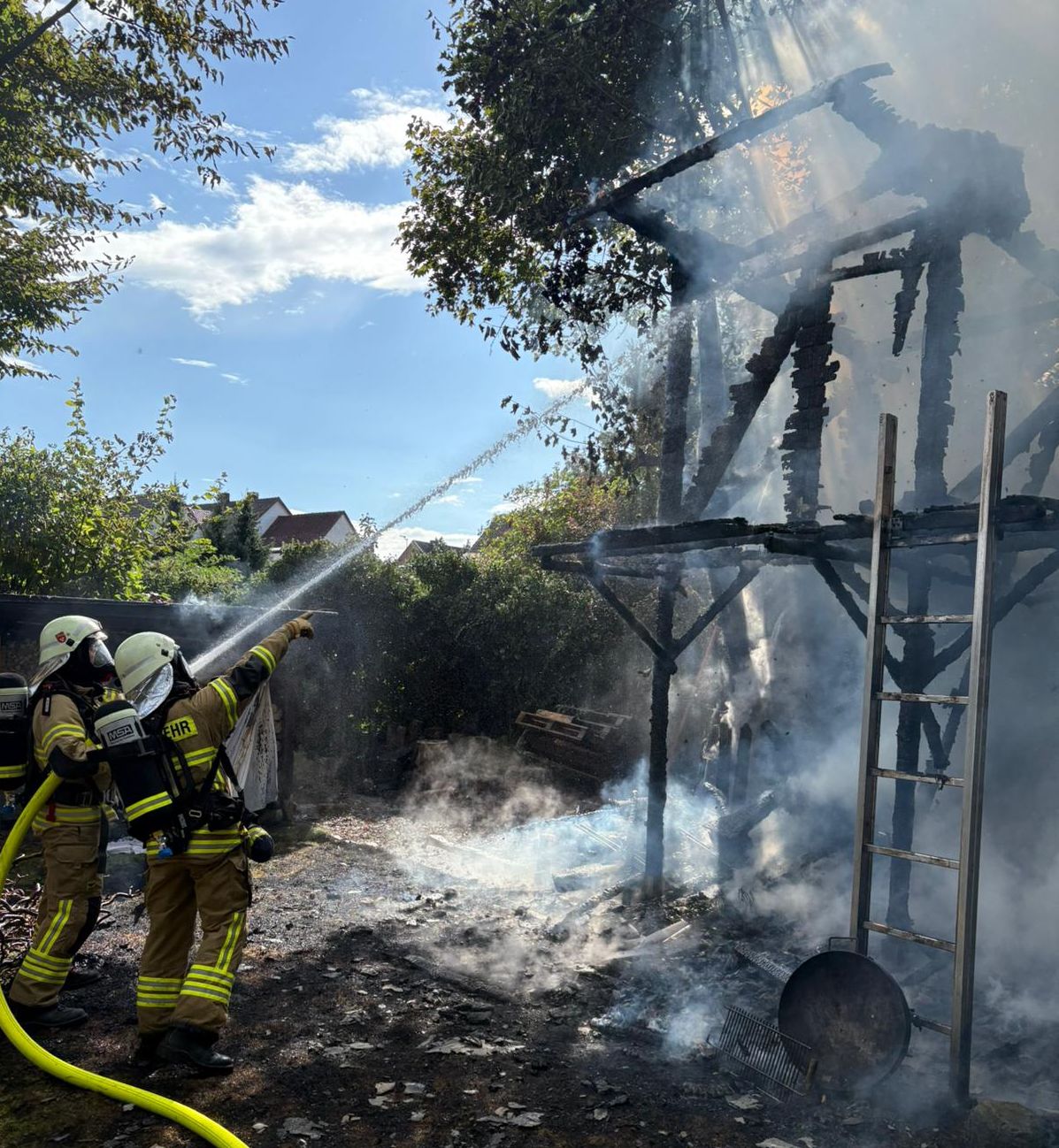 Baumhaus brennt völlig ab – Einsatzkräfte können schlimmeres verhindern